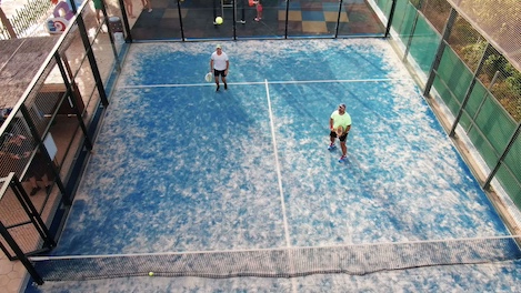 Campistas jugando al pádel