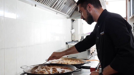 Chef cocinando una paella